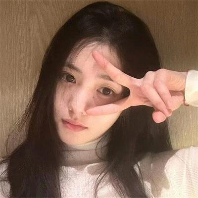 微光下的蓝色男孩